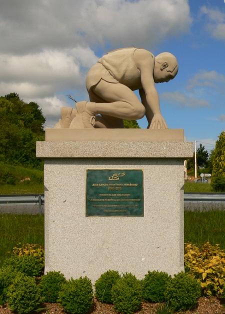 Monumento al fundador del Club de Atletismo de Tineo - Imagen 2