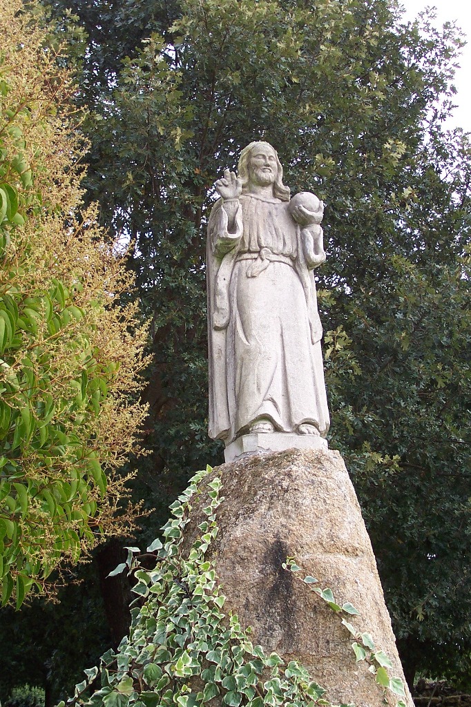 Escultura de Jesús en piedra