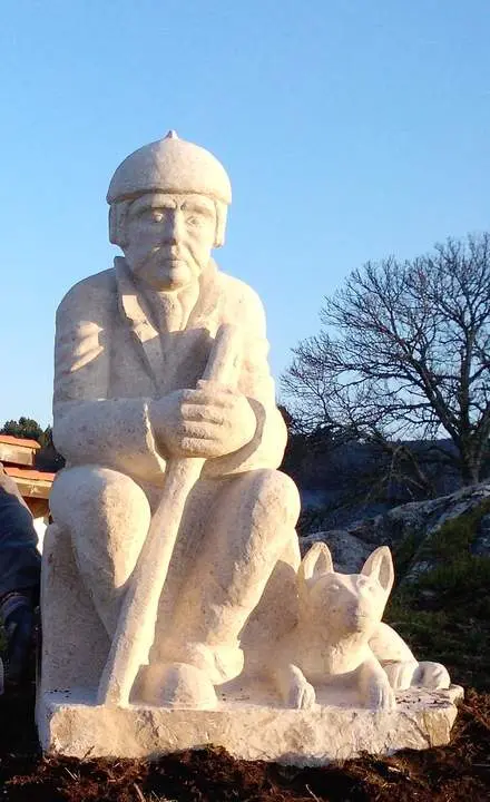 Abuelo – Escultura en piedra
