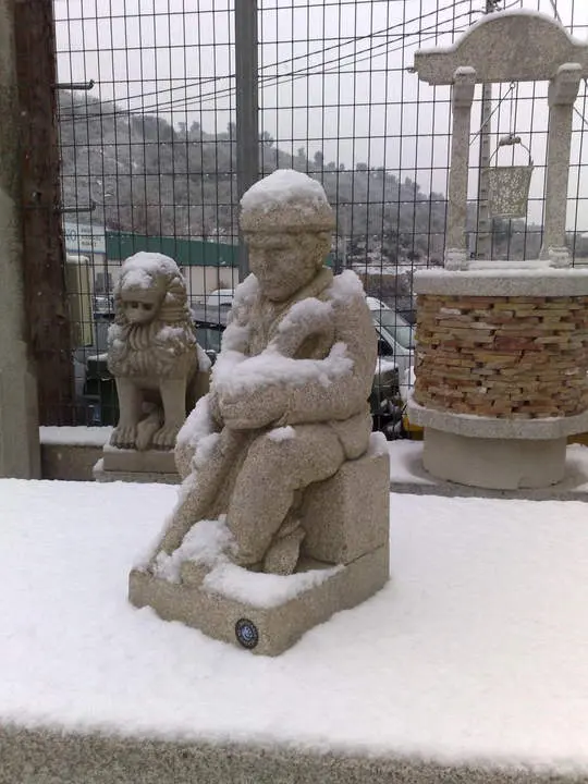 Escultura de Abuelo Sentado en Piedra