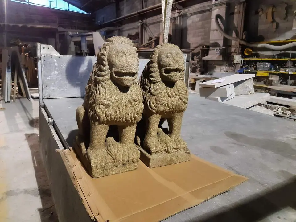 Pareja de Leones Tallados en Piedra para Portales/Jardín