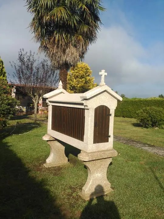 Mini Hórreo de Piedra Gris con Techo de Losa para Jardín