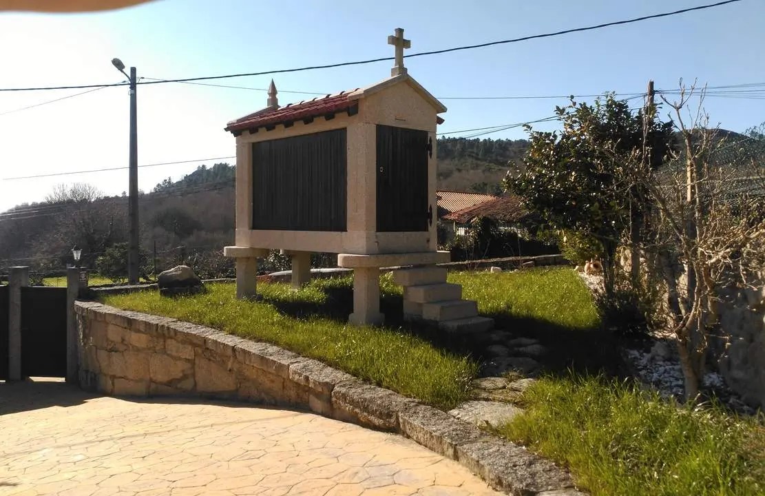 Hórreo Pequeño de Piedra y Madera
