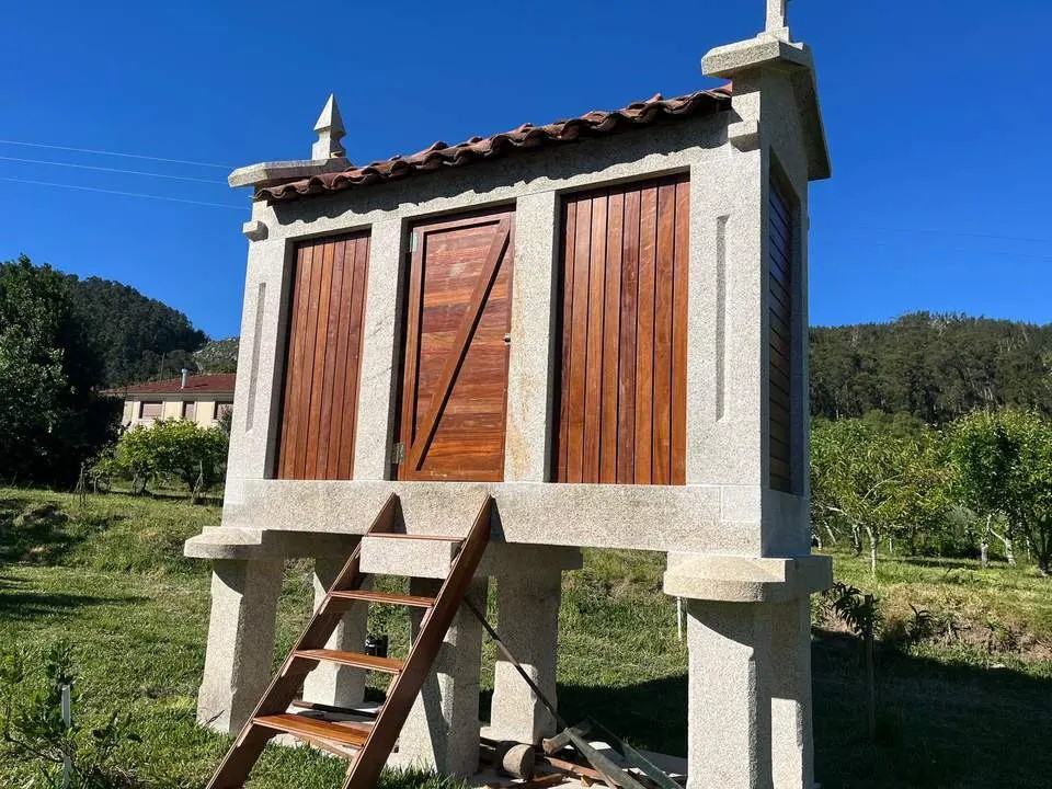 Hórreo de Tres Cuerpos en Piedra