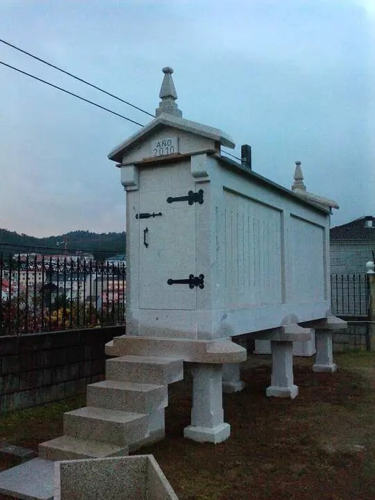 Hórreo de Dos Cuerpos con Escalera