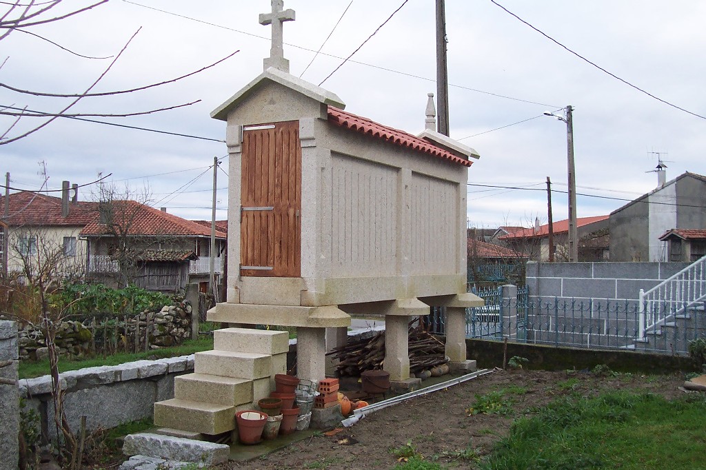 Hórreo con Techo de Teja y Escalones
