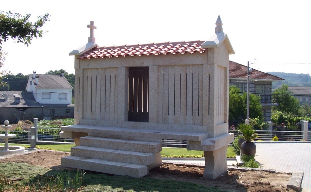 Hórreo en Piedra con Acceso Central