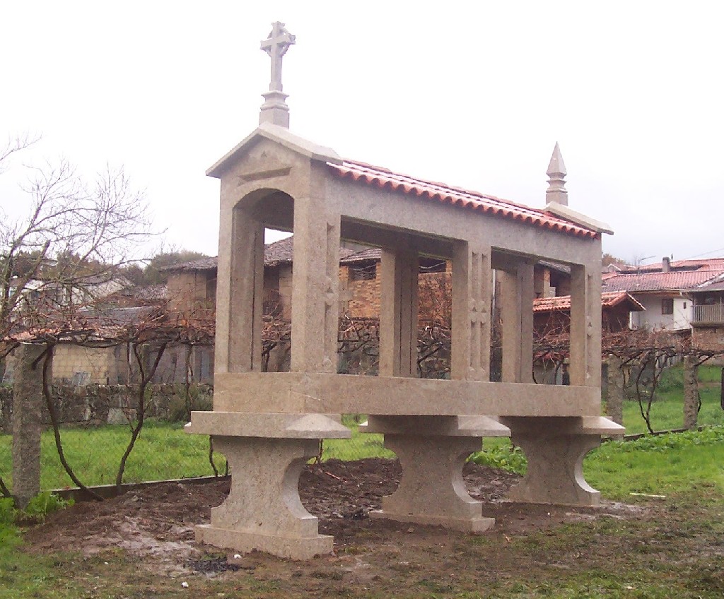 Hórreo en Piedra con Acceso Central - Imagen 2