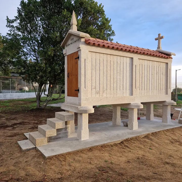Hórreo Gallego de Piedra con Escalera