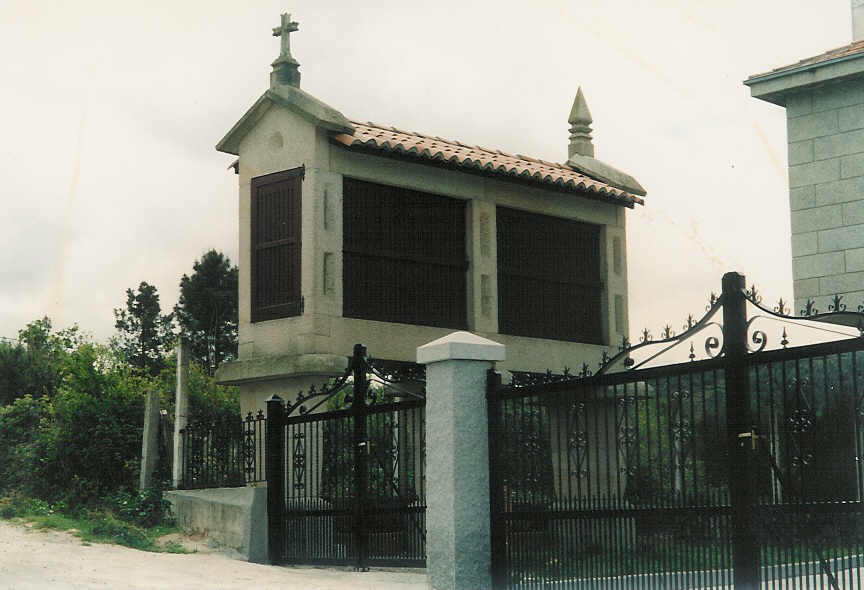 Hórreo de Granito y Teja con Doble Cuerpo