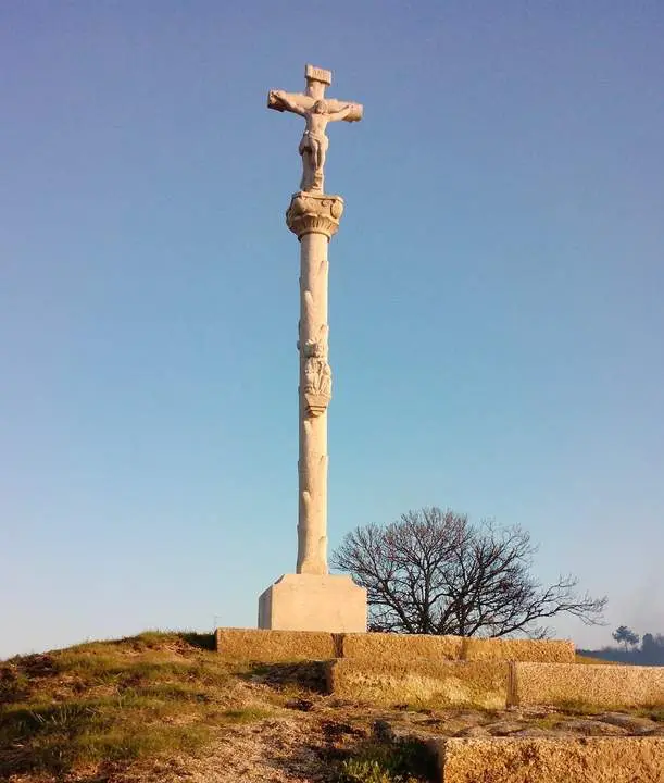 Cruceiros Monumentales de Granito para Miradores y Colinas