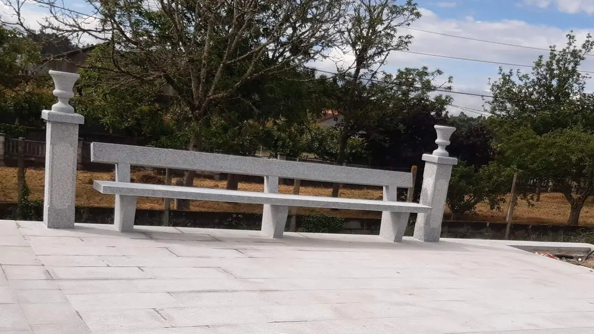 Banco de Granito con Pilares