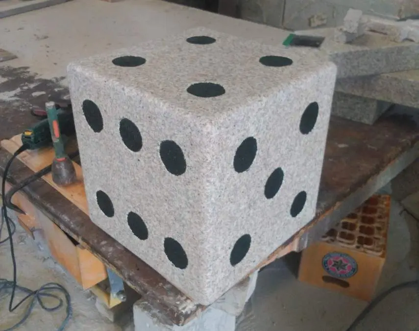 Escultura de Dado Gigante